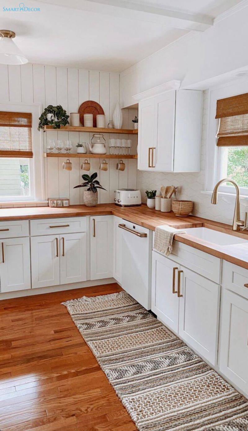 Sử dụng màu trắng và gỗ để làm căn bếp Farmhouse thêm sự nhẹ nhàng và bình yên